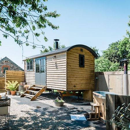 Boutique Cornish Shepherd'S Hut With Hot Tub Launceston Exterior photo