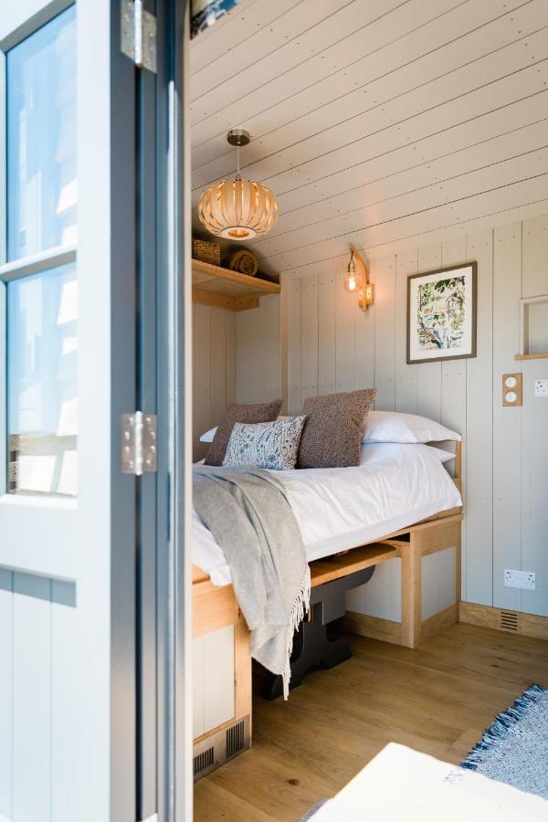 Boutique Cornish Shepherd'S Hut With Hot Tub Launceston Exterior photo