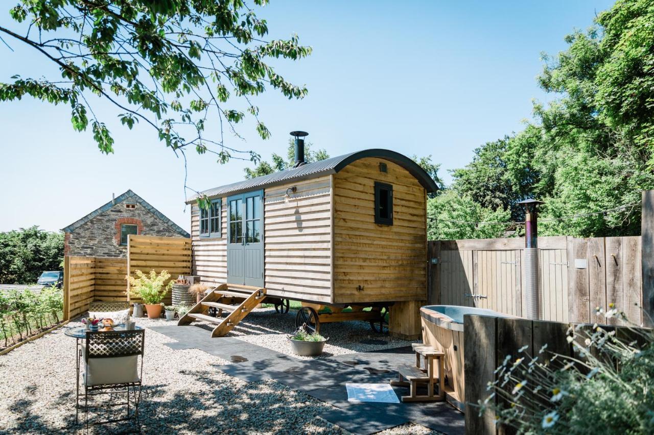 Boutique Cornish Shepherd'S Hut With Hot Tub Launceston Exterior photo
