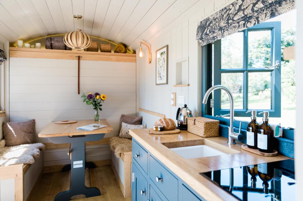 Boutique Cornish Shepherd'S Hut With Hot Tub Launceston Exterior photo