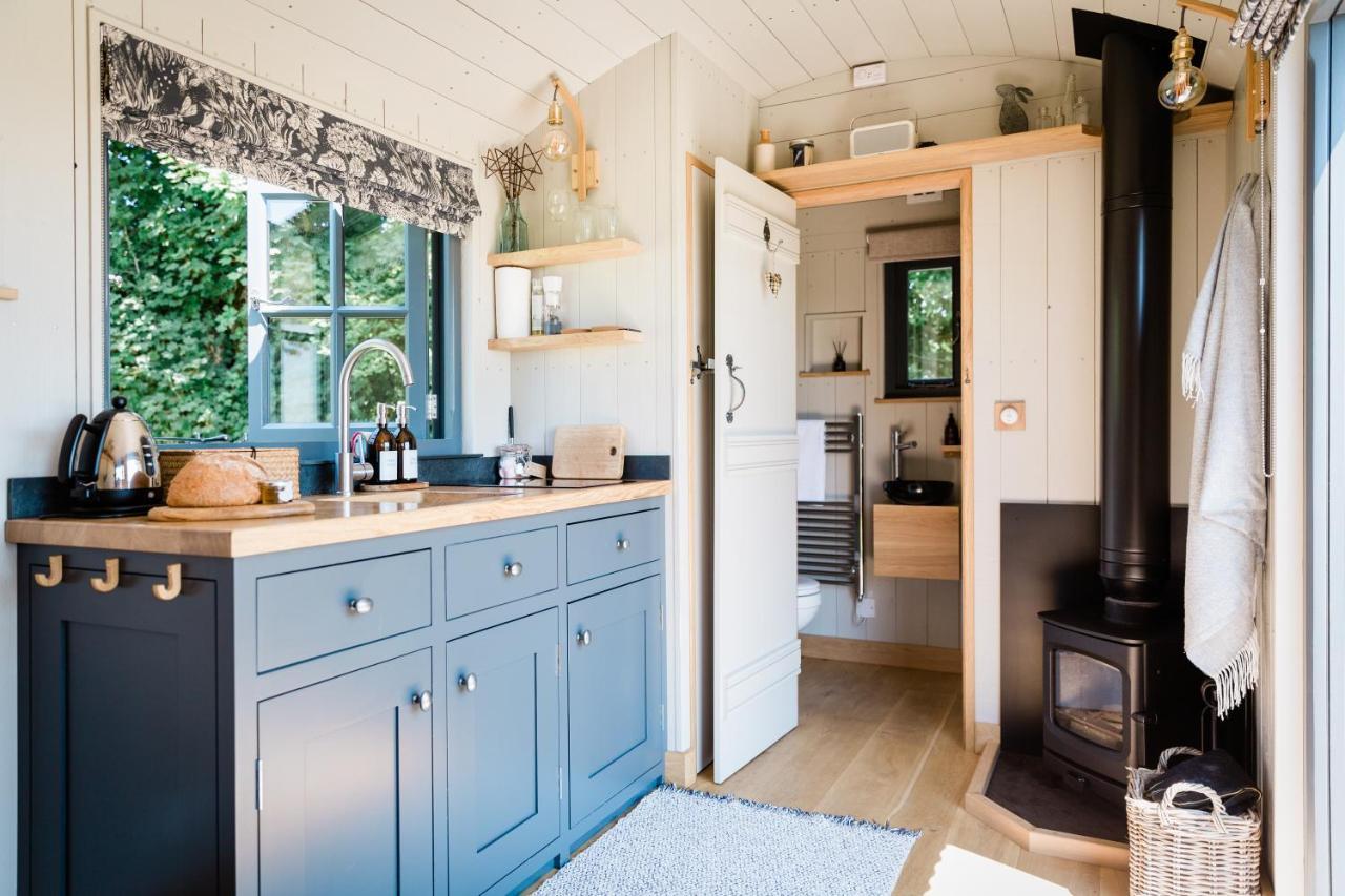 Boutique Cornish Shepherd'S Hut With Hot Tub Launceston Exterior photo