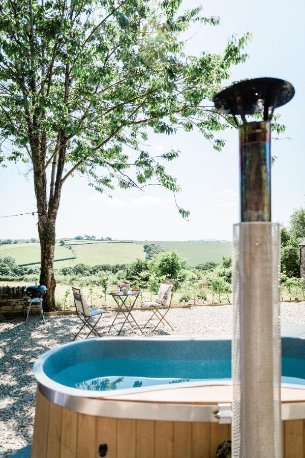 Boutique Cornish Shepherd'S Hut With Hot Tub Launceston Exterior photo