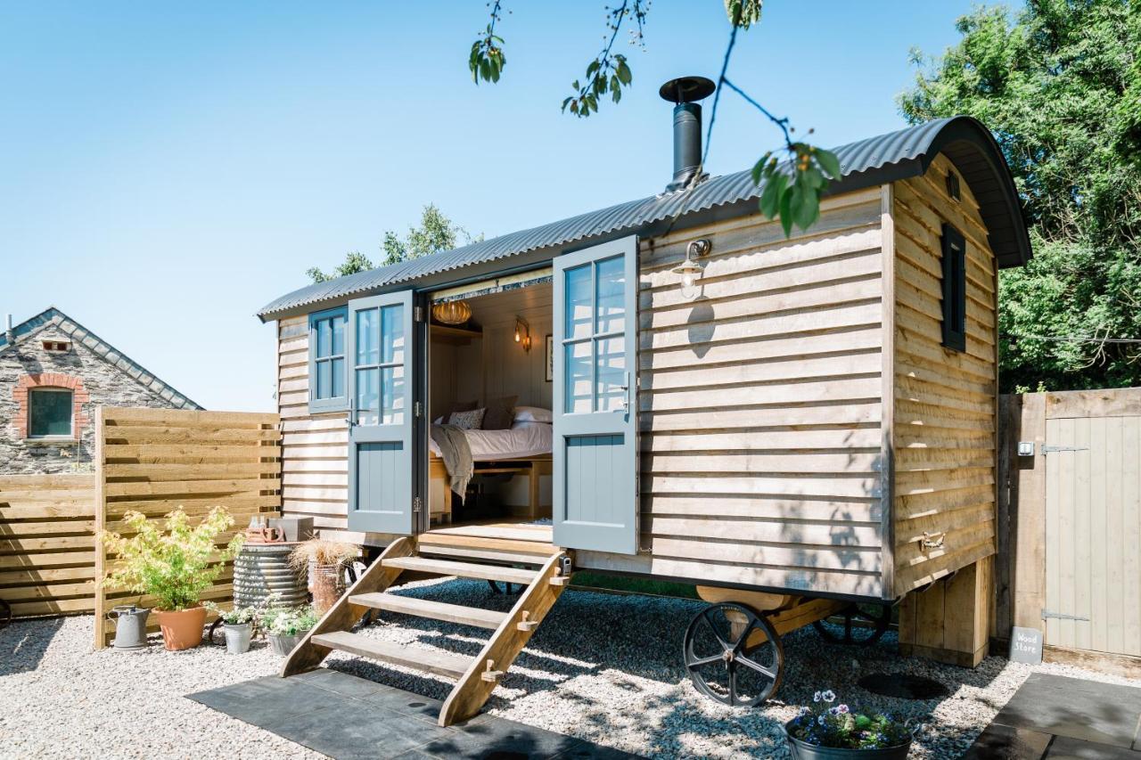 Boutique Cornish Shepherd'S Hut With Hot Tub Launceston Exterior photo